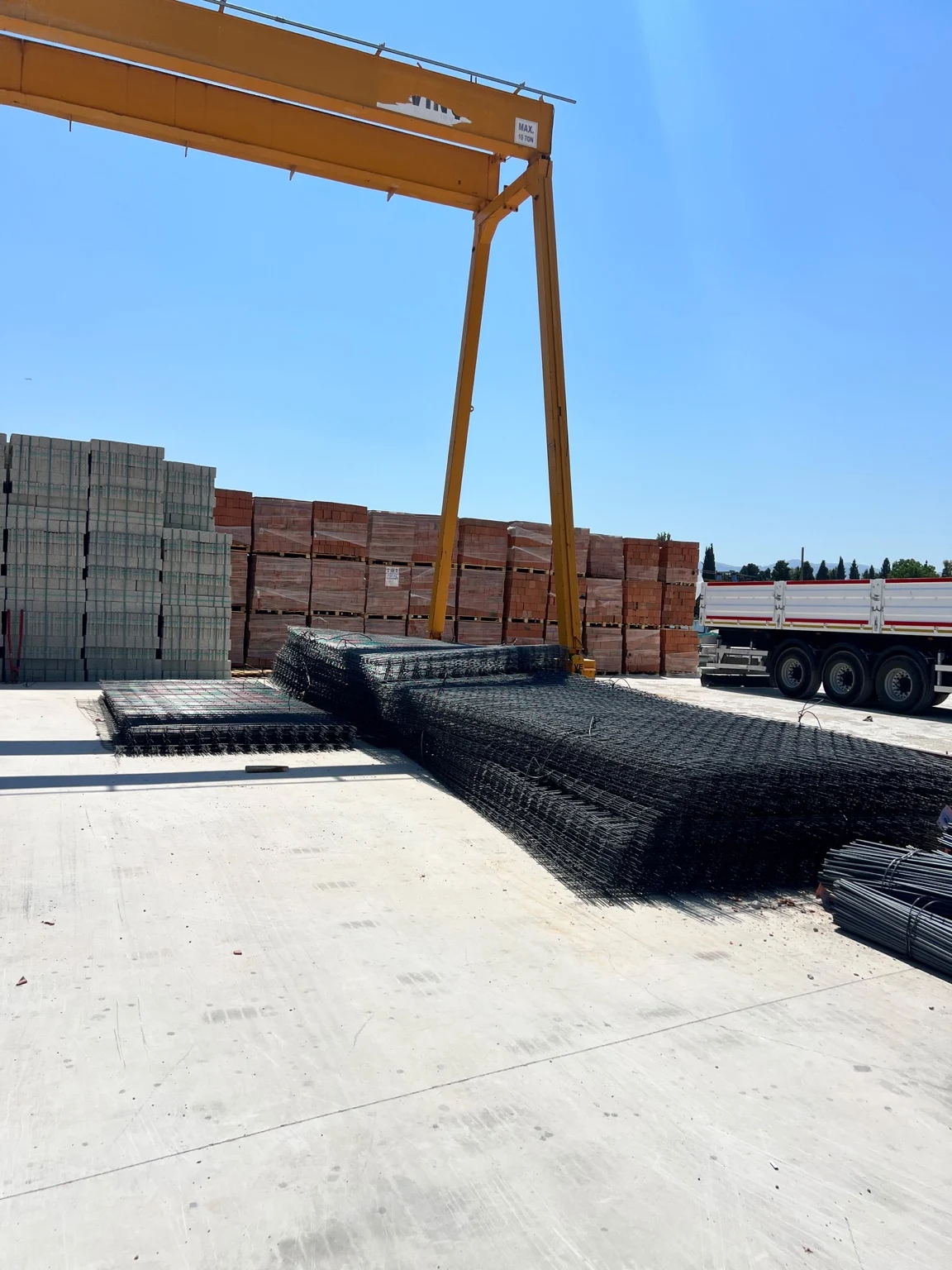 Depoda çelik hasır ve demir stok alanı